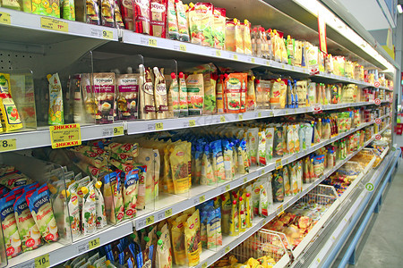 津津乐道颜色商店里的蛋黄酱超市货架上有各种样的酱汁和蛋黄商店货架上的酱汁和蛋黄商店超市的货架上有各种样的番茄酱和蛋黄品种一顿饭背景