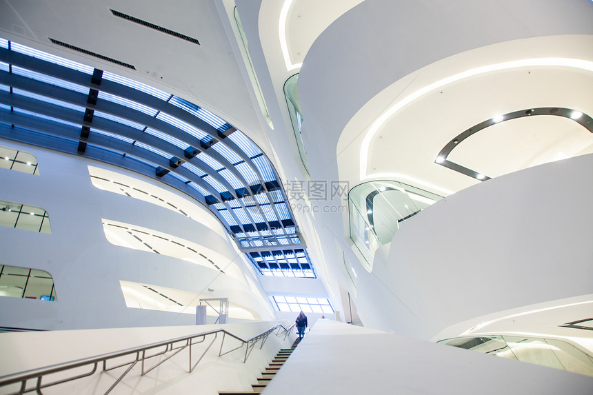 扎哈·哈迪德设计的维也纳经济大学图书馆照片图片