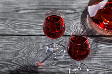 材料垂直的从最顶层女开两杯红酒在木桌上和两杯红酒在木桌子上单身的图片