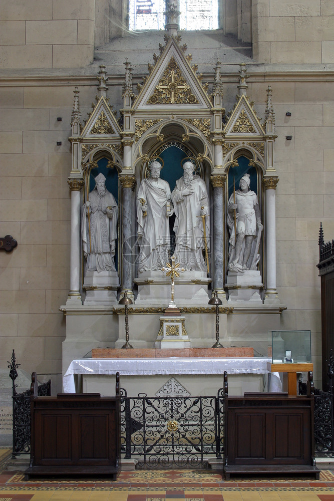 天堂圣彼得和保罗祭坛在萨格勒布大教堂致力于玛丽的假设光环英石图片