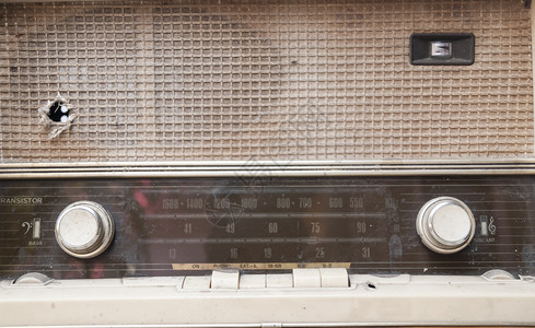 离旧收音机近一点声的目白色图片