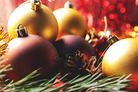 装饰风格冬天分支多彩圣诞球和松果蛋圣诞球在卷轴树枝上覆盖图片