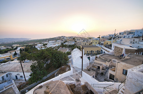 希腊圣托里尼岛Oia的日落地貌和城市景观假期旅游的传统背景图片