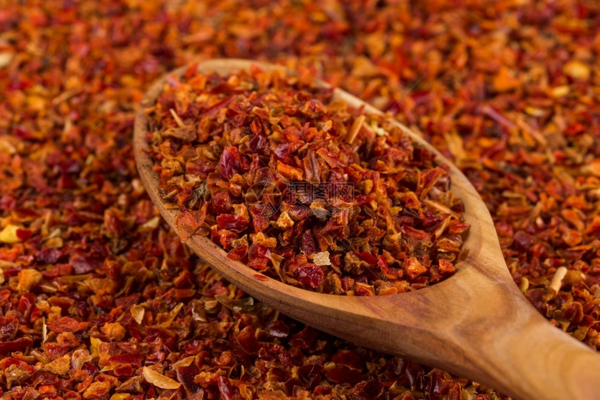 粉末胡椒印度人碎红辣和木勺图片