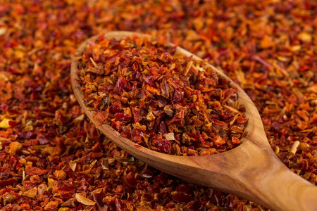粉末胡椒印度人碎红辣和木勺图片