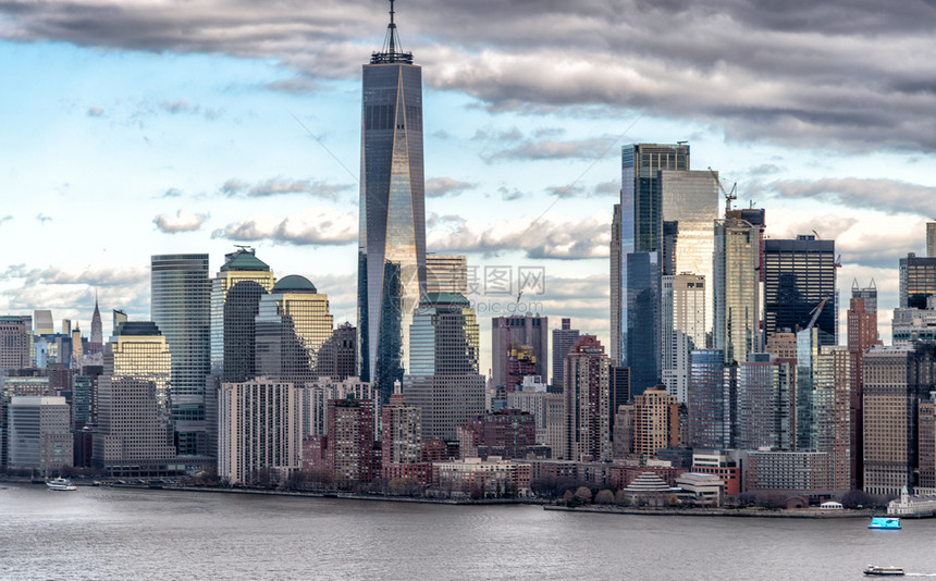 新的城市景观下曼哈顿从直升机上看到在阴云的一天纽约市图片