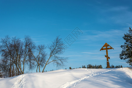 考罗沃宗教俄斯雅拉夫地区鲍里索格尔博斯基区Khaurovo村附近在阳光明媚的冬季寒日圣伊里纳尔霍福泉边的Poklonniy崇拜图片