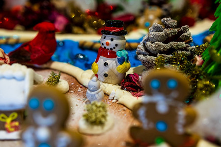 丰富多彩的树圣诞装饰品季节和首礼物图片