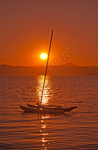 水海岸在西班牙马洛卡的帕尔湾美丽浪漫的红夏日落在帕尔马岛的湾红色图片