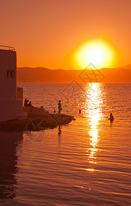 金的在西班牙马洛卡的帕尔湾美丽浪漫的红夏日落在帕尔马岛的湾阳光地平线图片