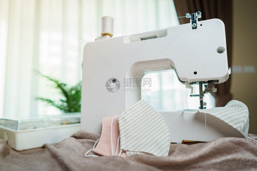 用于在冠状白贫血期间缝补抗面罩的制造和缝纫机手工业为了图片