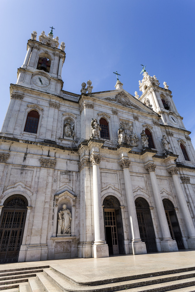 雕像18世纪末在葡萄牙里斯本建造的已故巴罗克和新立国皇家巴西利卡以及最神圣之心修道院的面纱新古典主义塔图片
