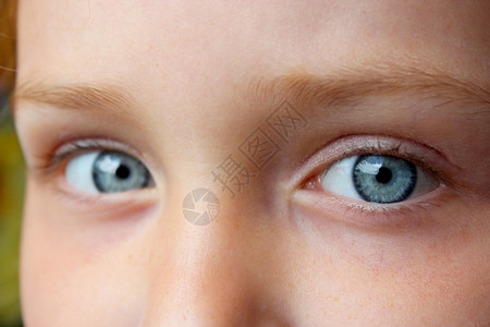 童年冷静的女孩39蓝色的眼睛凝视和微笑青少年图片