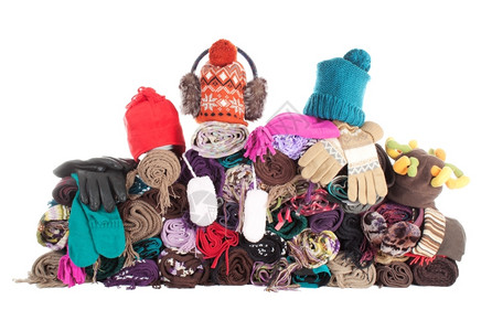 桩男大堆羊毛冬围巾帽子和手套在白色上孤立配件图片