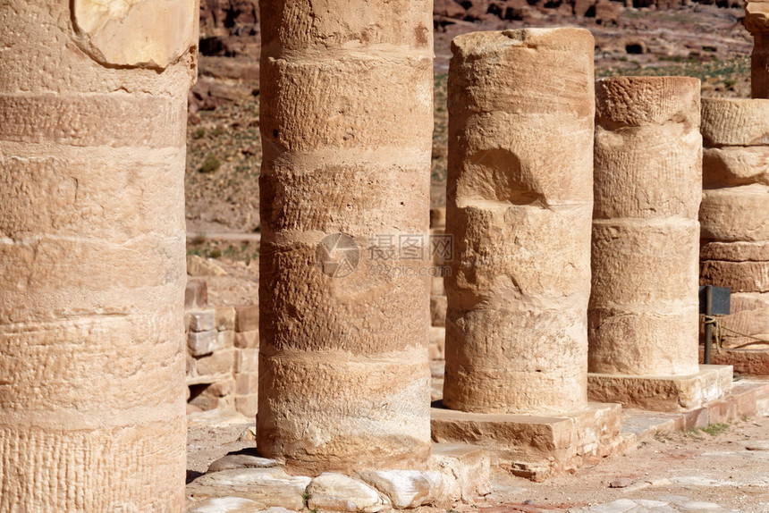 历史关闭约旦中东部Petra考古挖掘遗址的罗马立柱以查封其考古学户外图片