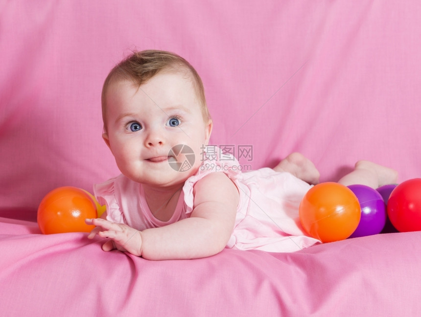 白种人婴儿新的粉红背景可爱快乐女婴图片
