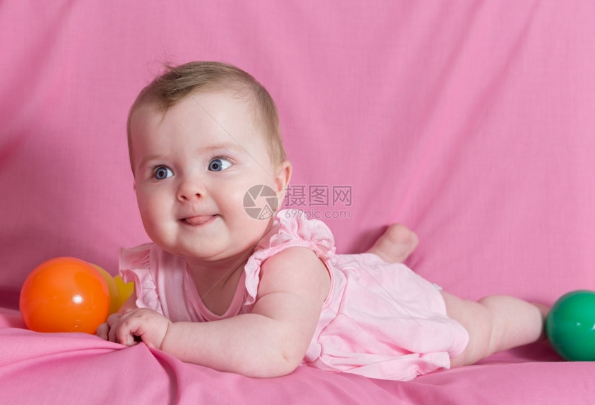 平静的粉红背景可爱快乐女婴毯子生活图片