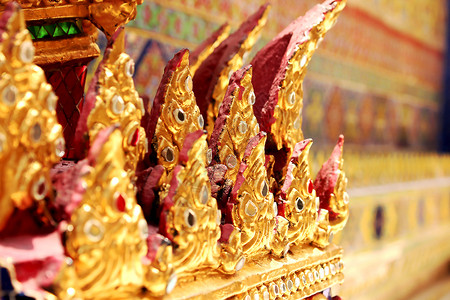 质地抽象的寺庙墙上泰国金色图案子图片
