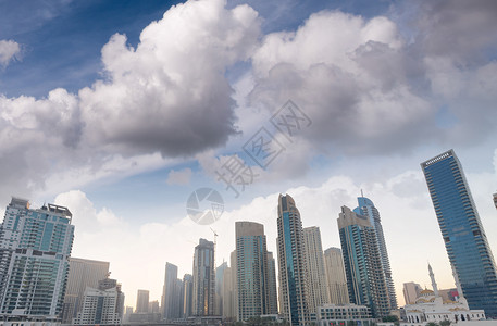 未来派黄昏的迪拜码头建筑黄昏的迪拜码头建筑阿拉伯天际线图片