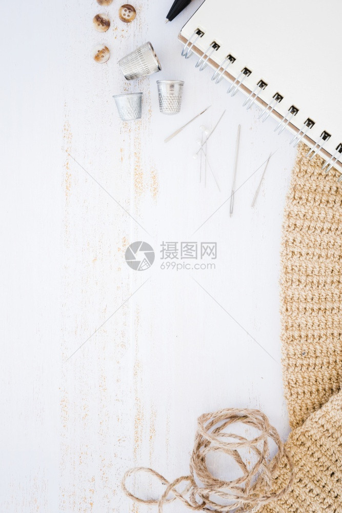 羊毛织物按钮针头螺旋笔记和编织的布弦木制桌缝纫图片