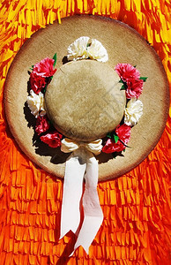 橙色背景的白丝带和鲜花装饰盛开束图片