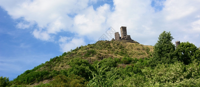 捷克中部山区丘上的哈兹姆布克城堡波西米亚风景纪念碑图片