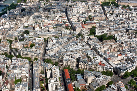 树木建筑的典型法国巴黎之景从埃菲尔铁塔中捕获图片