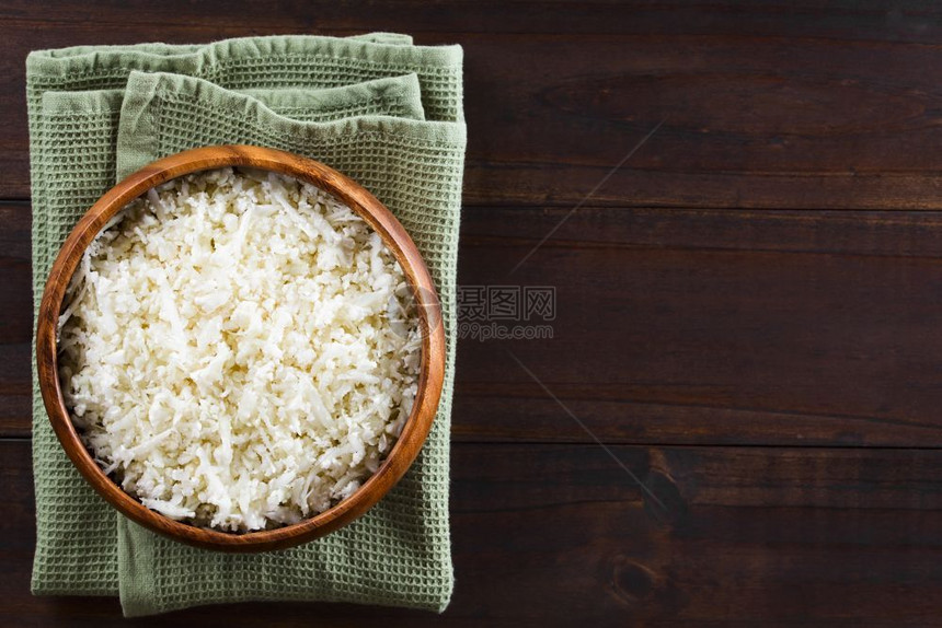 营养不含麸质在木碗中新鲜的花椰菜大米在头顶上拍了照片侧面有复制空间选择焦点关注花椰大米乡村图片