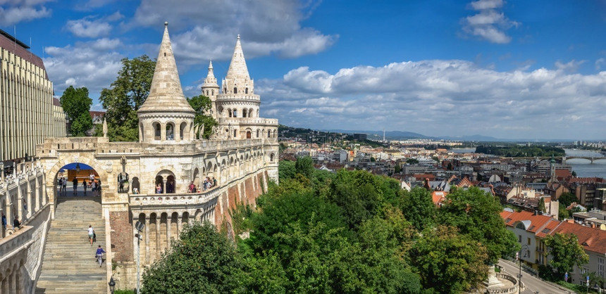 屋美丽夏天匈牙利布达佩斯1802年月8日渔民在匈牙利布达佩斯的上城Buda上的Bastion在匈牙利布达佩斯一个阳光明媚的夏季早图片