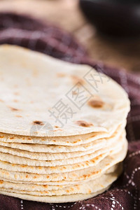 印度大饼在厨房毛巾上新鲜自制面粉玉米饼选择焦点重在玉米面条前头三图片