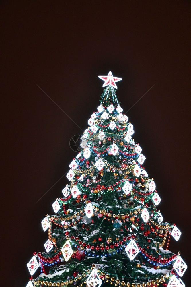 圣诞树下带礼物的多彩装饰品和盒子箔闪亮的球图片