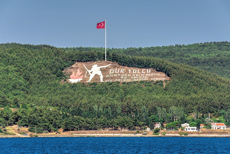 2019年7月4日土耳其加利波土耳其072419在盖利波拦截乘客这是土耳其战争历史的象征停止在土耳其加利波的旅客纪念碑树木文化背景图片