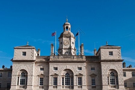 古老的英式国伦敦马卫队大楼面对蓝天和纪念碑图片