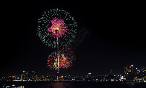 船水泰国巴塔亚市夜景和烟火城观图片