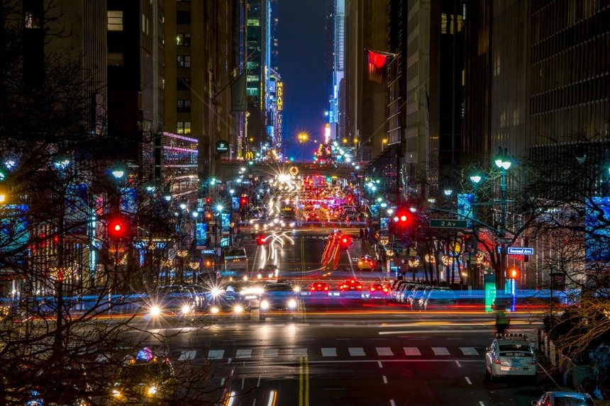 仅有的曼哈顿建造纽约州第42街编辑只使用夜间交通第42街的密集夜间交通图片