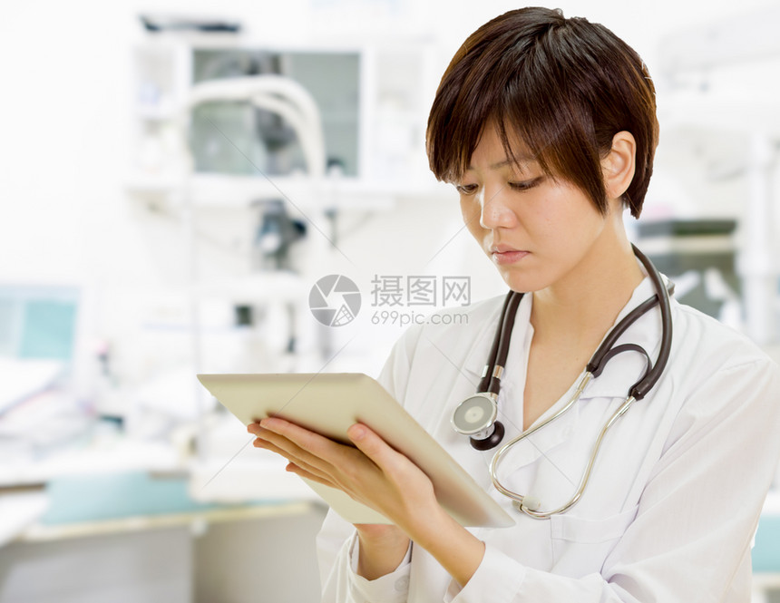 护士药物数字的在诊所实验室使用平板电脑的亚洲女医生图片
