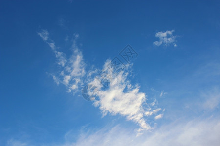 自由蓝天背景上的白云美丽蓝天背景上白云描述夏天图片