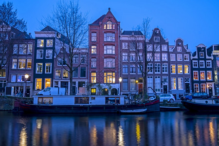 屋风景优美镇来自阿姆斯特丹的市风景晚上在荷兰Herengracht图片