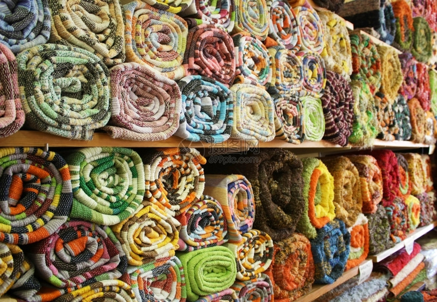 品种在西班牙阿尔梅里亚州尼贾一家商店展示的鲁格斯典型地毯股票手工制作的图片