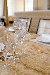 室内装潢餐巾环境以米色在铺设的餐桌上用米色制成的干件图片