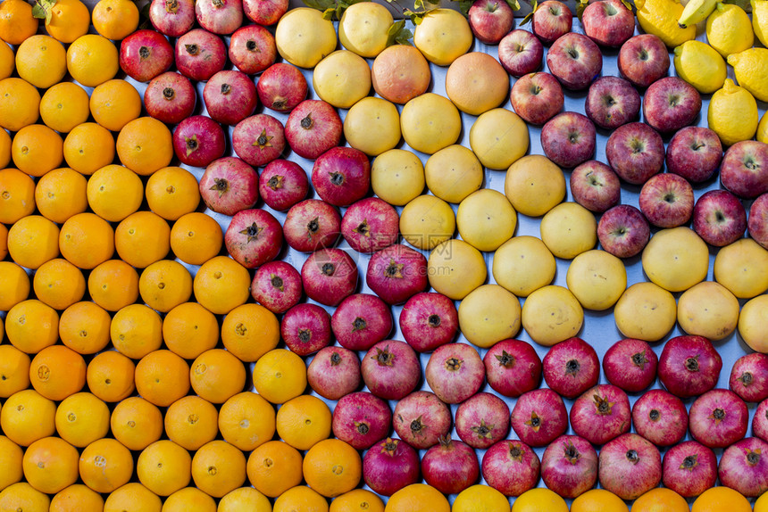 生的果汁素食主义者各种水果站在杂货店图片