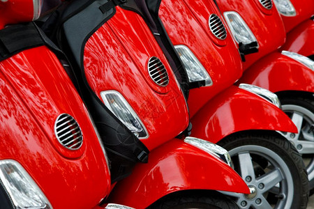 运输一组红色摩托车按行排列停靠在户外的红色摩托车组明亮的红色图片