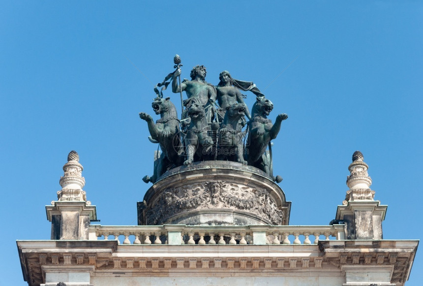 戈特弗里德国累斯顿蓝天空背景的Semperoper上方的Quadriga森珀歌剧院旅行图片