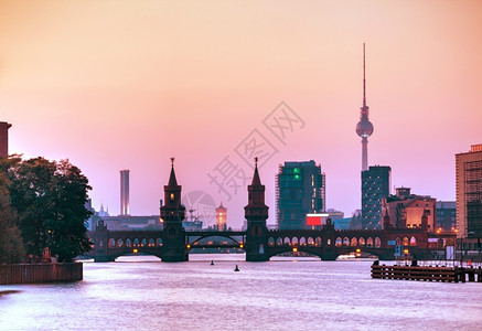 水柏林城市风景与Oberbaum桥在晚上吸引力欧洲图片