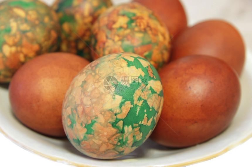 食物美味的白板上彩色复活节鸡蛋有机的图片
