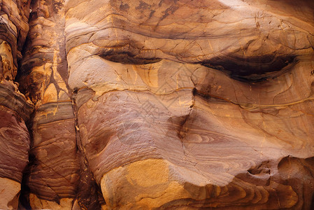 约旦WadiMujib峡谷红条纹岩质瓦迪风化墙背景图片
