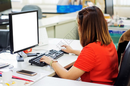 亚裔妇女在办公室从事计算机工作的妇女人窗户聪明的图片