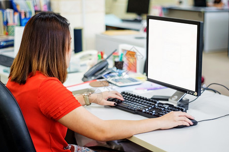 亚裔妇女在办公室从事计算机工作的妇女公司亚洲人图片