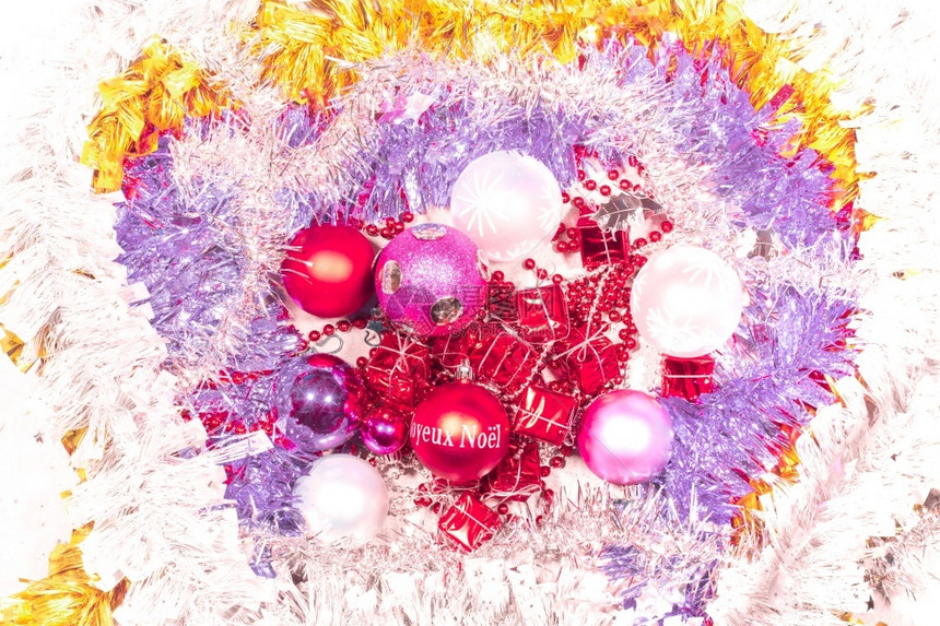 卡片框架边界以闪亮的花园和明色彩球为背景装饰供圣诞节和新年使用图片