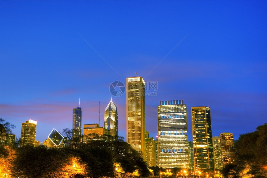 著名的发光夜中芝加哥市风景暮图片